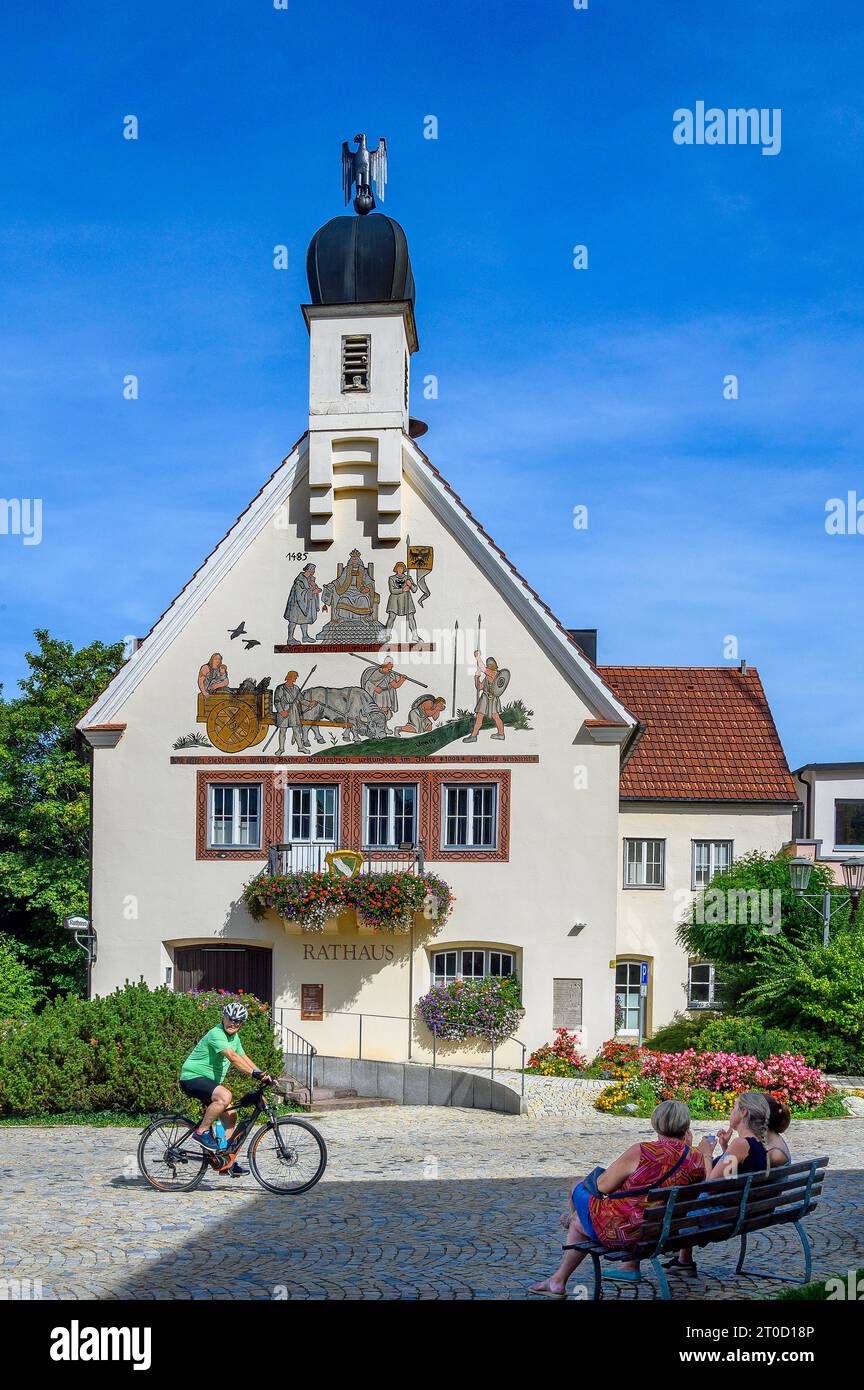 Das Rathaus mit Radfahrer, Bad Groenenbach, Bayern, Deutschland Stockfoto