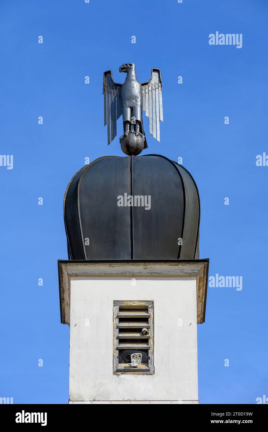 Rathausturm mit Metalladler, Bad Groenenbach, Bayern, Deutschland Stockfoto