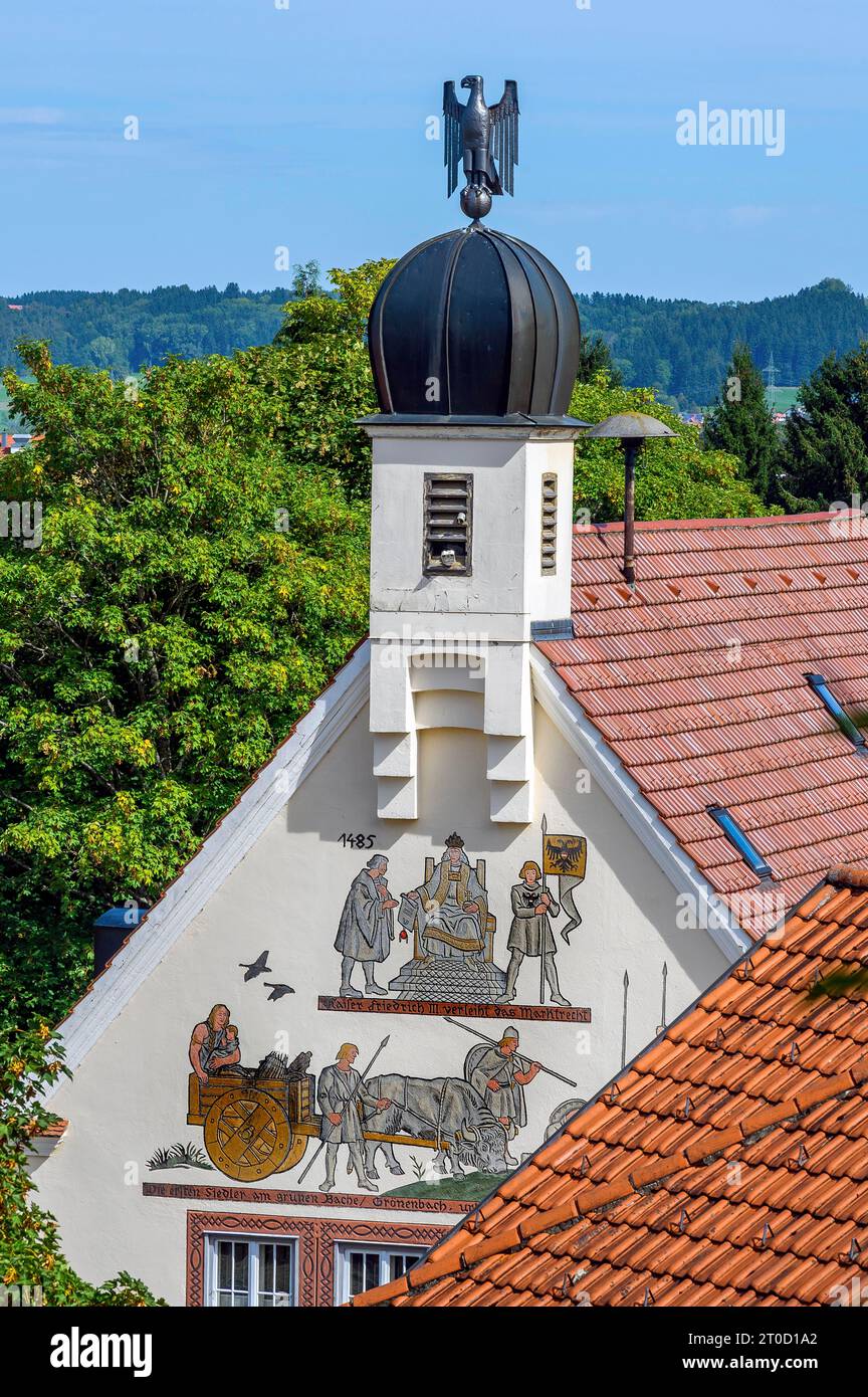Die Rathausfassade mit Fresko, Turm und Metalladler, Bad Groenenbach, Bayern, Deutschland Stockfoto