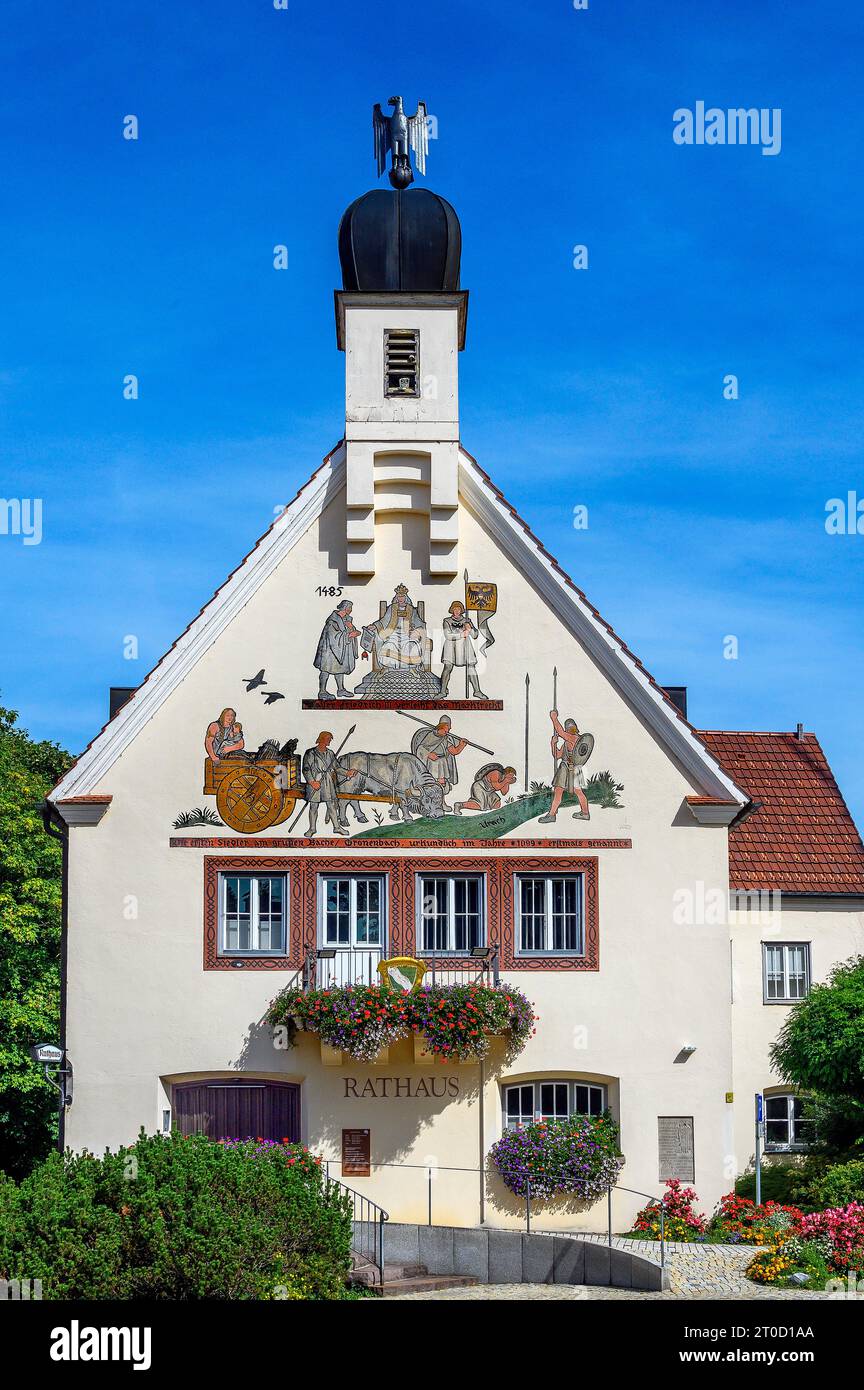 Die Rathausfassade mit Fresko, -die ersten Siedler 1099-, Bad Groenenbach, Bayern, Deutschland Stockfoto