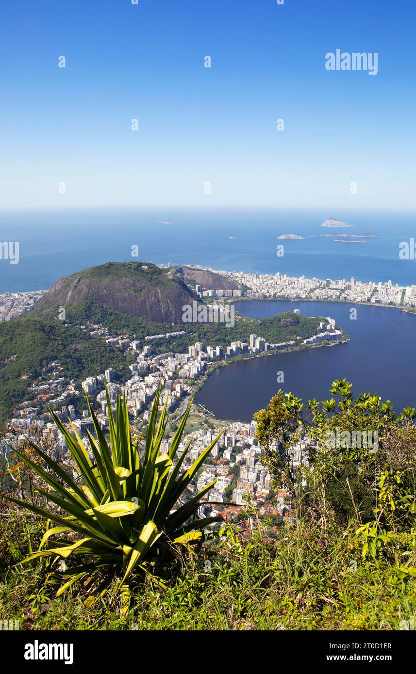 Blick von Corcovado auf die Lagune Lagoa Rodrigo de Freitas und Ipanema, im hinteren Teil des Atlantiks, Rio de Janeiro, Bundesstaat Rio de Janeiro Stockfoto
