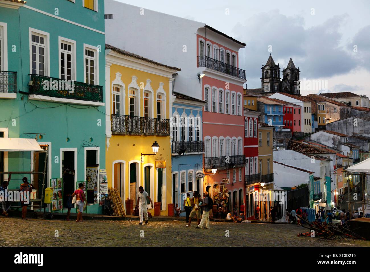 Gepflasterten Straßen und Kolonialarchitektur Largo de Pelourinho, Salvador, Bahia, Brasilien. Stockfoto