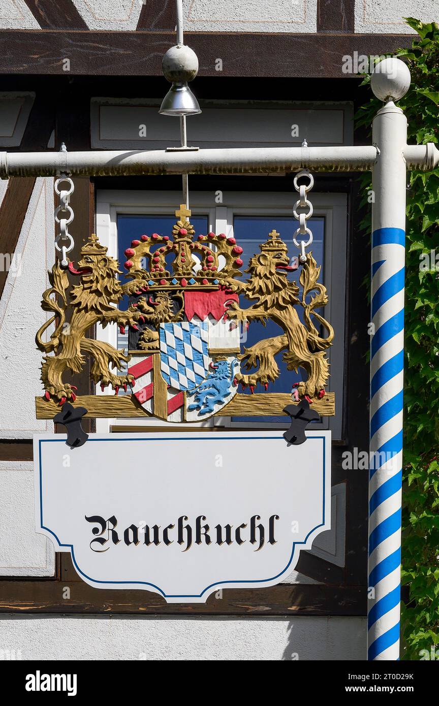 Zeichen der Rauchkuchl mit Löwe, Krone und Wappen, Bad Groenenbach, Bayern, Deutschland Stockfoto