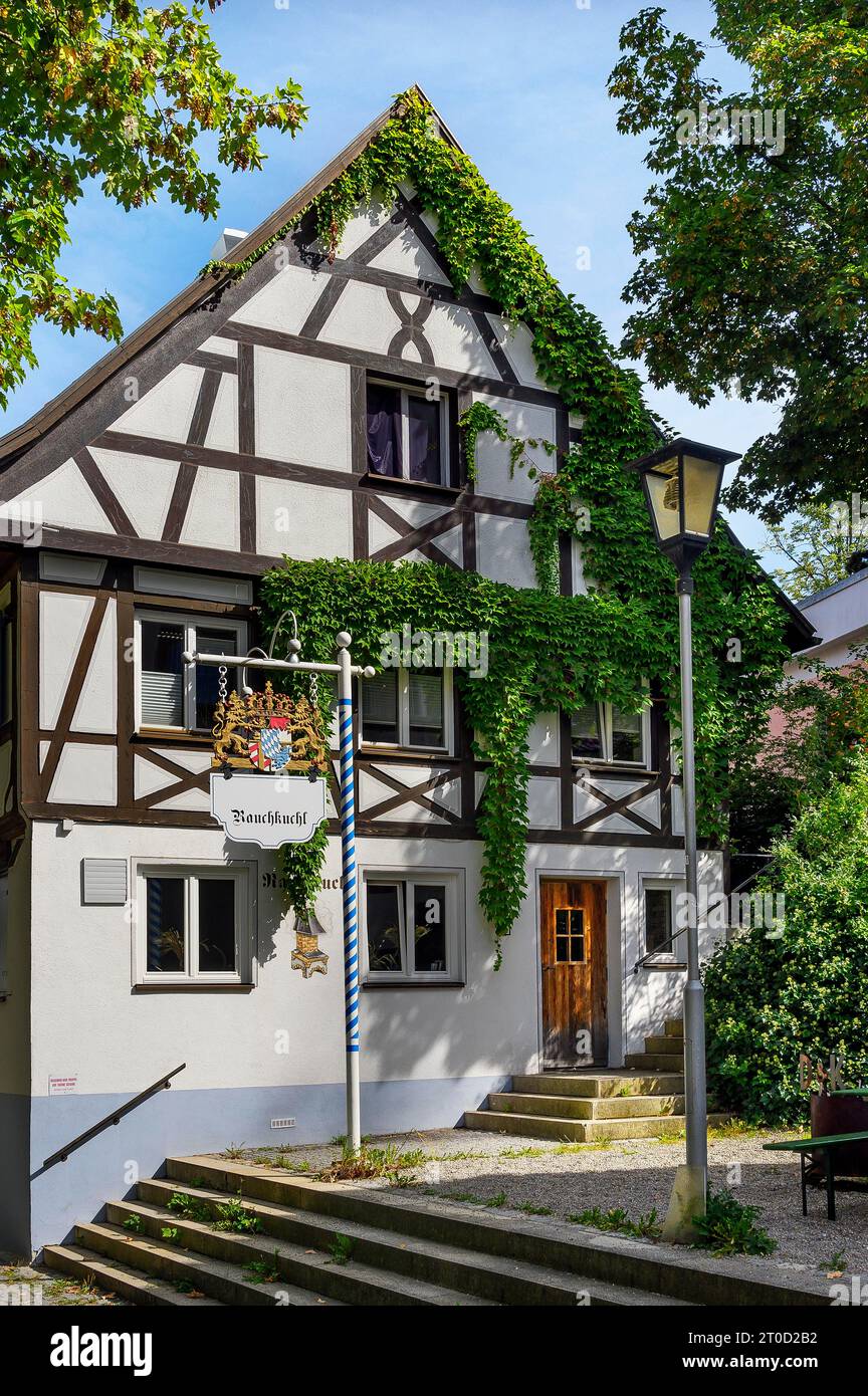 Fachwetkfassade, Lokal Rauchkuchl, bewachsen mit dreispitzer Maidenhaarrebe (Parthenocissus tricuspidata), Bad Groenenbach, Bayern, Deutschland Stockfoto