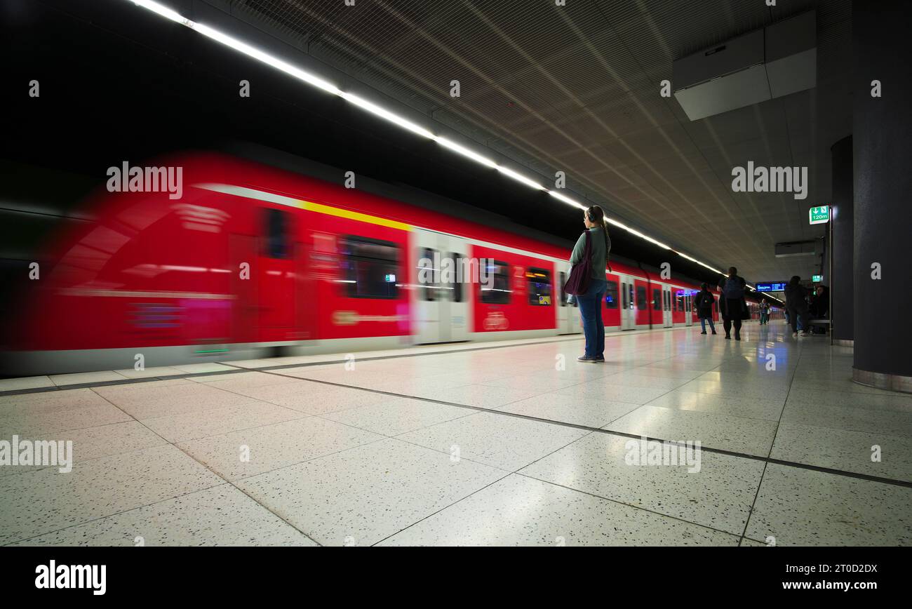 U-Bahn ankommende S-Bahn, Zug, Haltestelle, Bahnhof Stadtmitte, öffentliche Verkehrsmittel, Bewegungseffekt, Reisende, Stuttgart, Baden-Württemberg Stockfoto