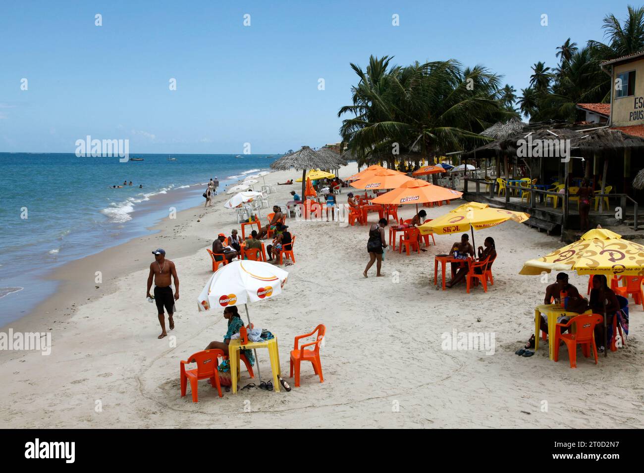 Menschen am Strand von Mar Grande, Insel Itaparica in der Nähe von Salvador, Bahia, Brasilien. Stockfoto