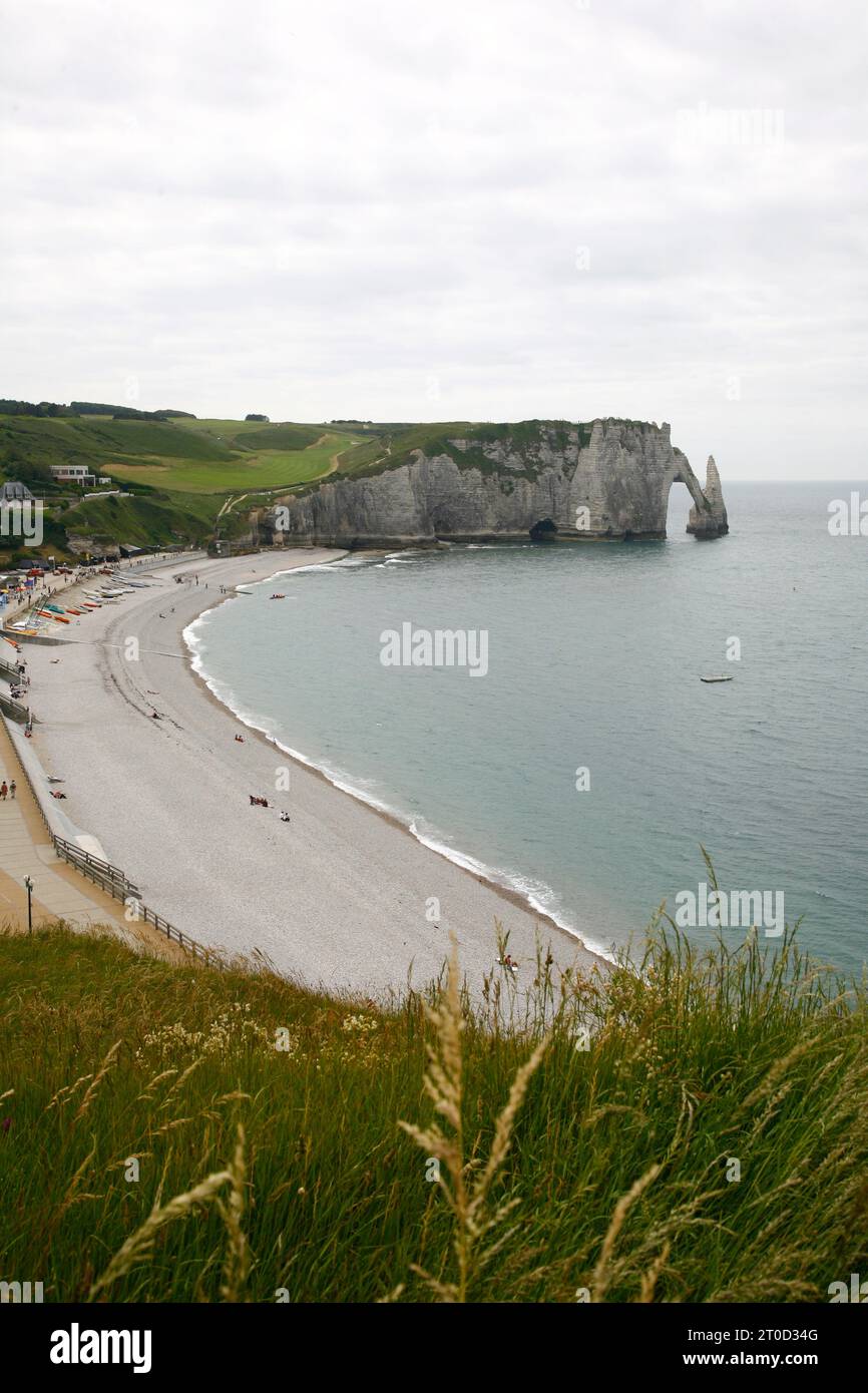 Der Strand von Etretat mit seinen Klippen, auch bekannt als Falaises, Normandie, Frankreich. Stockfoto