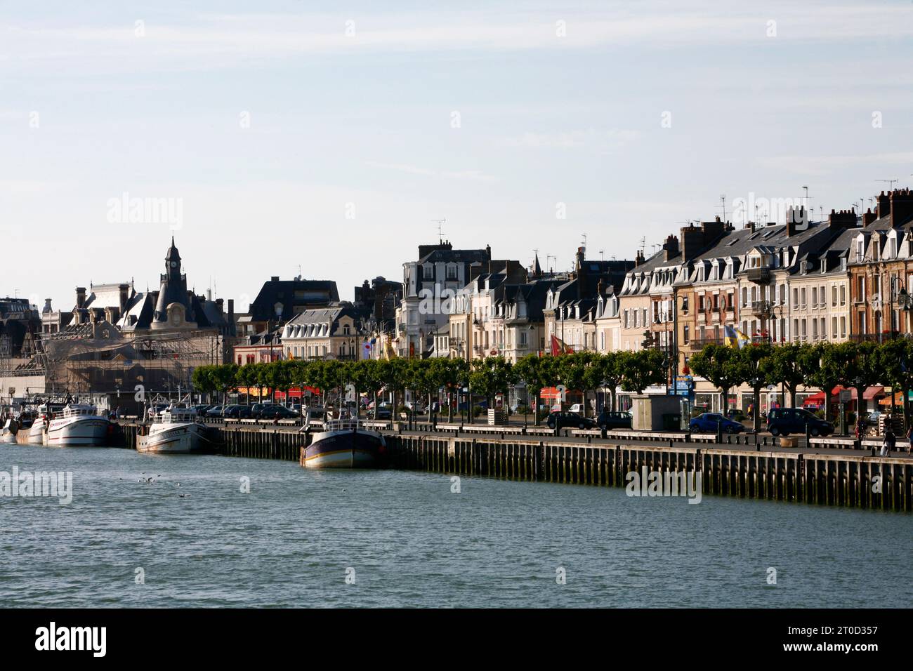 Ein Blick über Trouville und seinen Fischerhafen, Normandie, Frankreich. Stockfoto