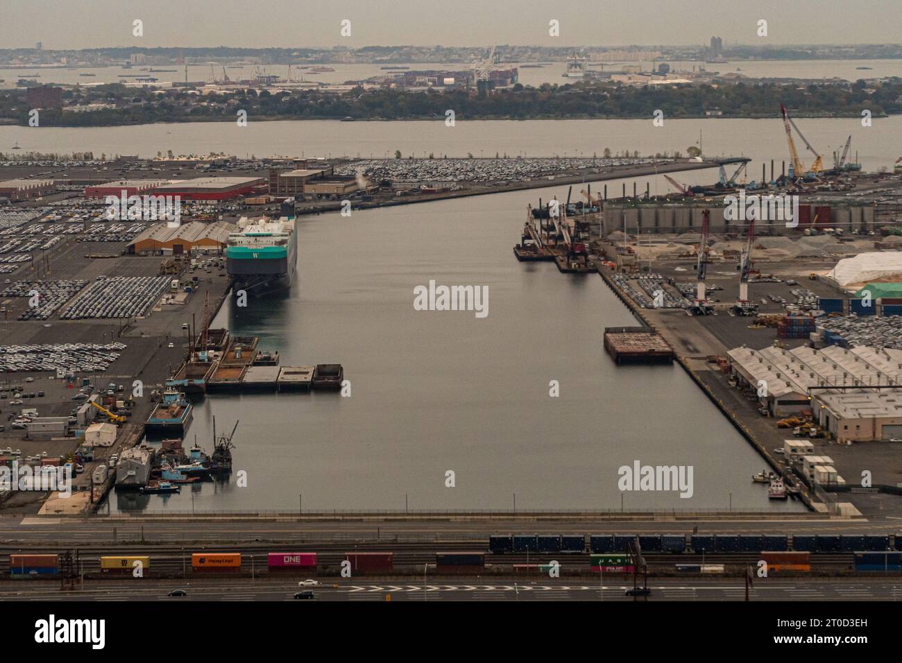 ro-Ro-Schiff legt im Hafen Newark Chanel an Stockfoto