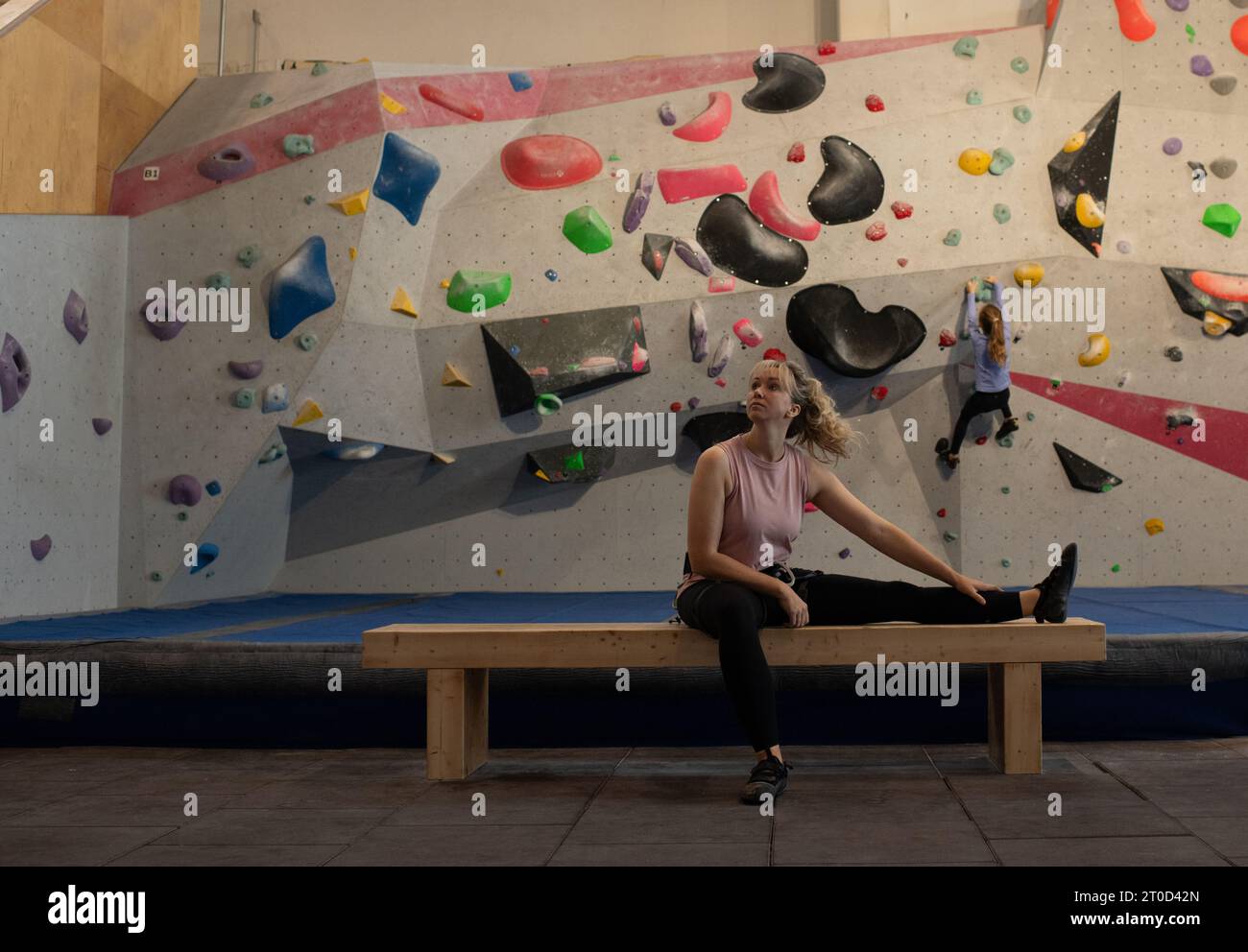 Indoor climbing wall training artificial -Fotos und -Bildmaterial in hoher  Auflösung – Alamy