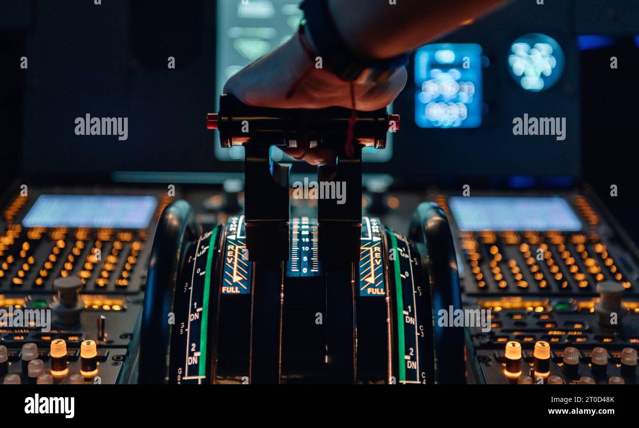 Die Hand eines Piloten auf den Power Hebeln eines Flugzeugs. Blick auf das Cockpit Stockfoto
