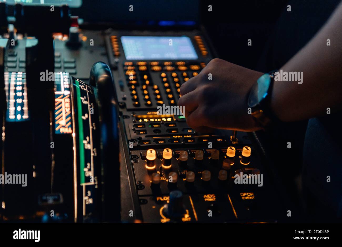 Nahaufnahme der Hände eines Piloten am Cockpit Stockfoto