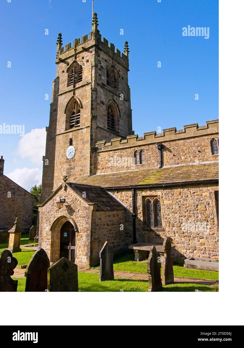 Bolton by Bowland, Ribble Valley, Lancashire St. Peter und St. Paul's Anglican Church, Turm mit Uhr und Haupteingang Veranda, Stockfoto