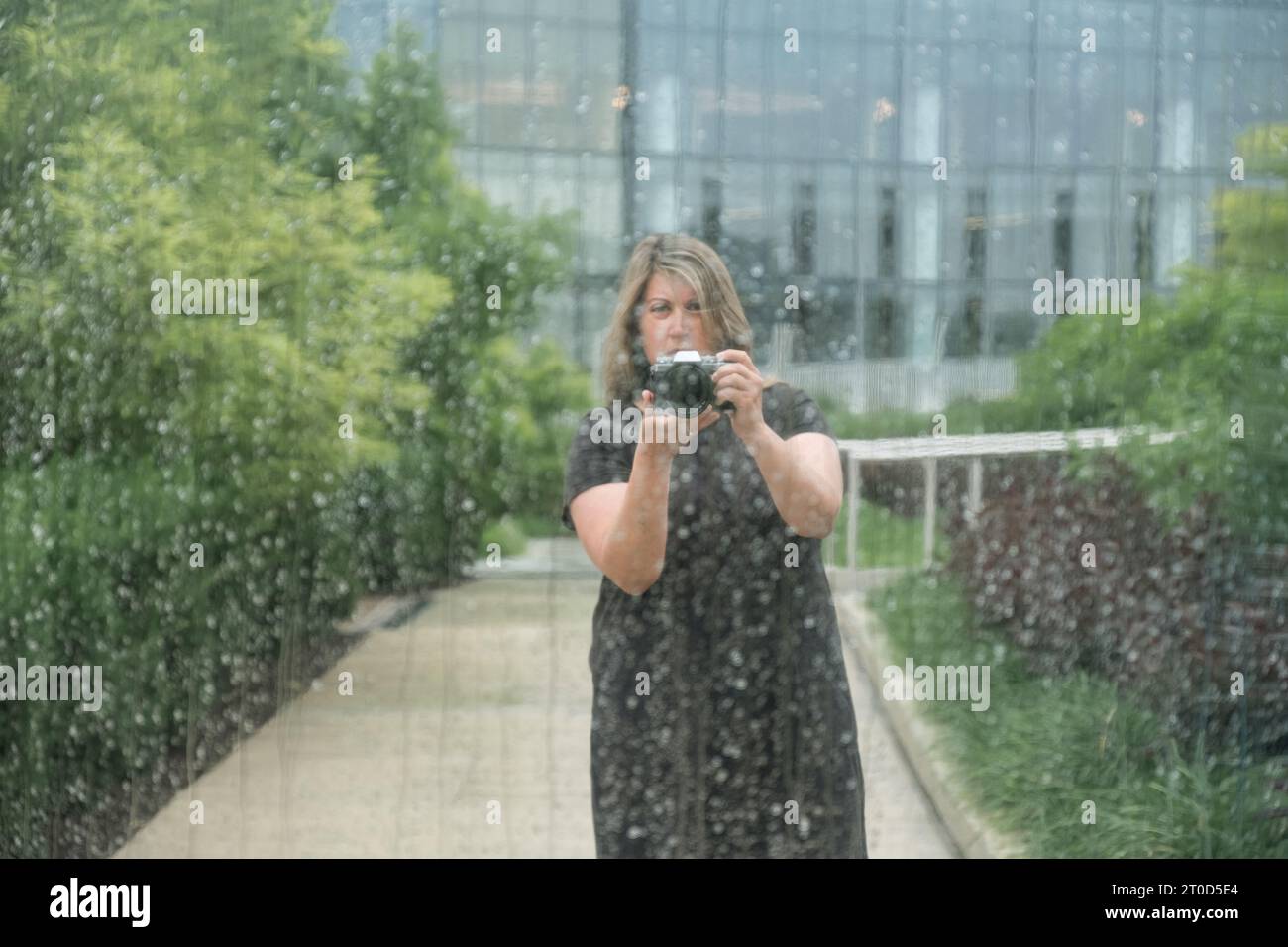 Porträt einer Frau, die Selfie im Stadtpark macht. Stockfoto
