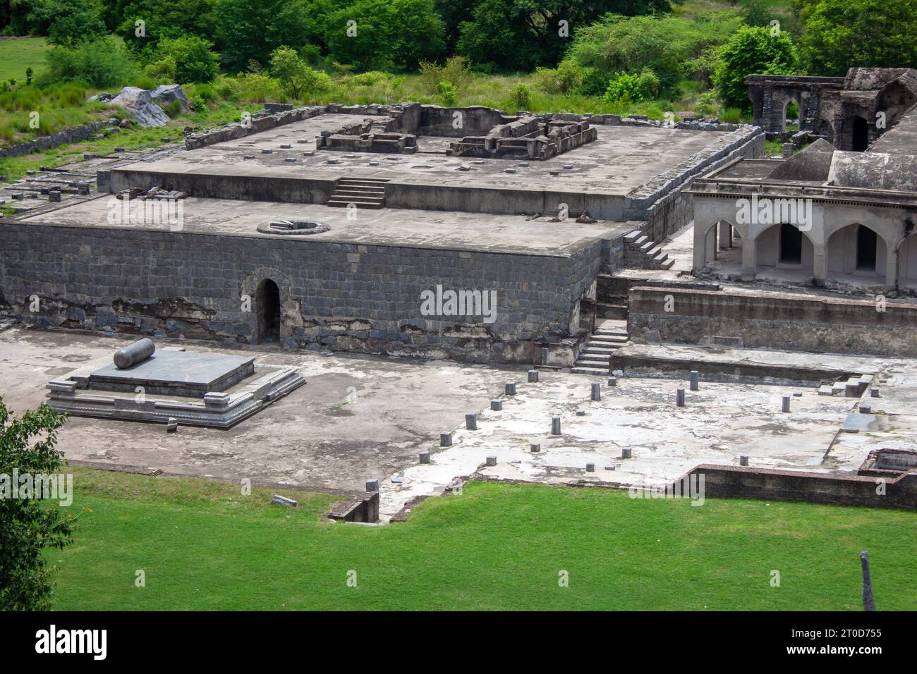 Blick auf den ausgegrabenen Palast im Gingee Fort Complex im Bezirk Villupuram, Tamil Nadu, Indien. Konzentrieren Sie sich auf die Felsen des Hügels. Stockfoto