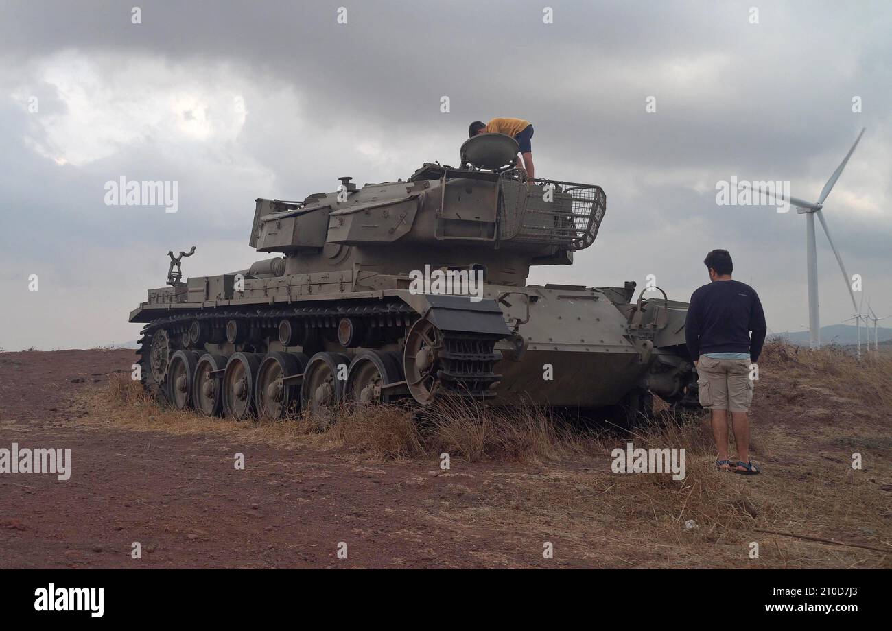 Israelische Zivilisten besuchen Emek HaBakha, Schauplatz einer der kritischsten Panzerschlachten des Jom-Kippur-Krieges, während Israel am 3. Oktober 2023 den 50. Jahrestag des Jom-Kippur-Krieges in Golanhöhen begeht. Der Jom-Kippur-Krieg war ein bewaffneter Konflikt, der 1973 zwischen Israel und einer Koalition arabischer staaten unter der Führung Ägyptens und Syriens am jüdischen Heiligtag von Jom Kippur ausgetragen wurde. Stockfoto