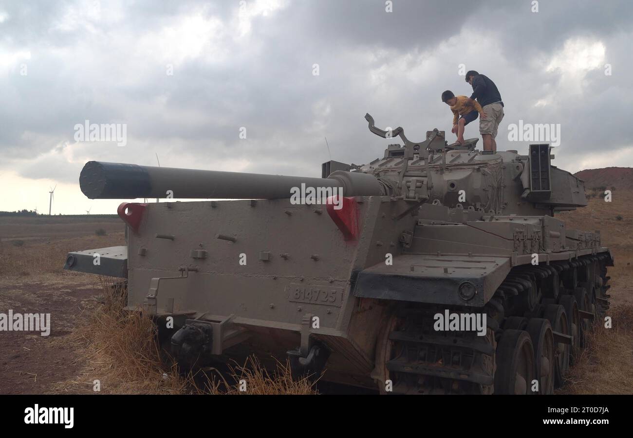 Israelische Zivilisten besuchen Emek HaBakha, Schauplatz einer der kritischsten Panzerschlachten des Jom-Kippur-Krieges, während Israel am 3. Oktober 2023 den 50. Jahrestag des Jom-Kippur-Krieges in Golanhöhen begeht. Der Jom-Kippur-Krieg war ein bewaffneter Konflikt, der 1973 zwischen Israel und einer Koalition arabischer staaten unter der Führung Ägyptens und Syriens am jüdischen Heiligtag von Jom Kippur ausgetragen wurde. Stockfoto