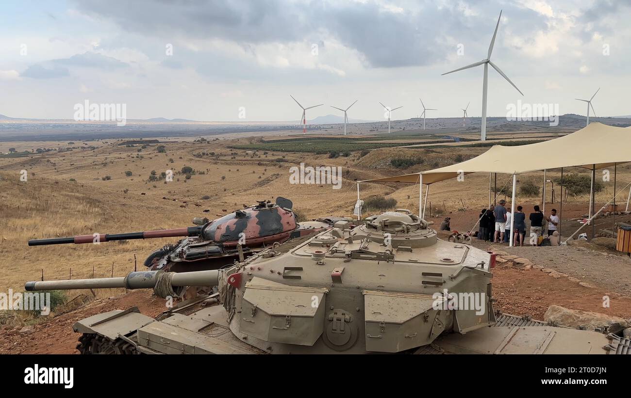 Israelische Zivilisten besuchen Emek HaBakha, Schauplatz einer der kritischsten Panzerschlachten des Jom-Kippur-Krieges, während Israel am 3. Oktober 2023 den 50. Jahrestag des Jom-Kippur-Krieges in Golanhöhen begeht. Der Jom-Kippur-Krieg war ein bewaffneter Konflikt, der 1973 zwischen Israel und einer Koalition arabischer staaten unter der Führung Ägyptens und Syriens am jüdischen Heiligtag von Jom Kippur ausgetragen wurde. Stockfoto