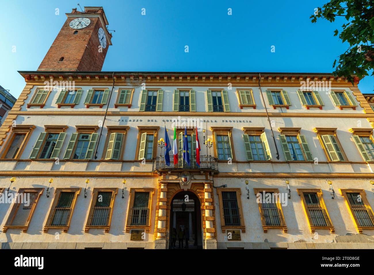 Palazzo Natta Isola und mittelalterlicher Natta-Turm, Altstadt von Novara. Novara ist die Hauptstadt der Provinz Novara in der Region Piemont im Norden Stockfoto