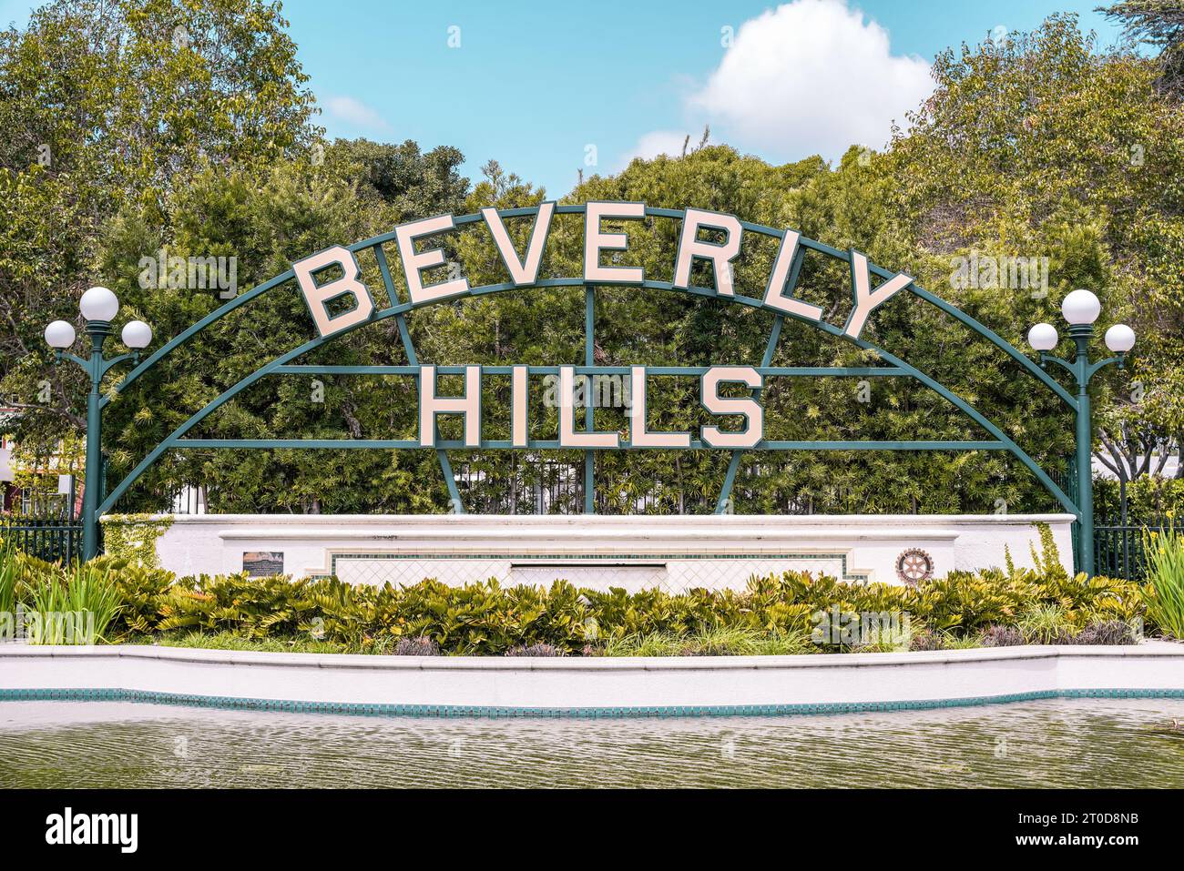 Beverly Hills Schild. Ikonisches Schild am Santa Monica Boulevard im Beverly Gardens Park, Beverly Hills, Los Angeles, Kalifornien, USA. Stockfoto