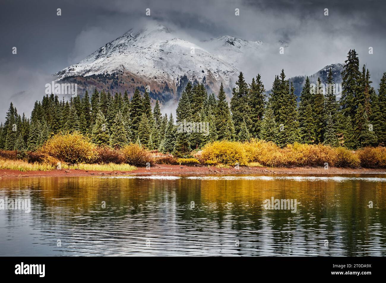 Molas Lake und schneebedeckte Berge, San Juan Mountains, Colorado, USA Stockfoto