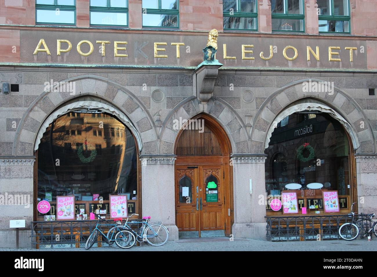 Apoteket Lejonet (oder Pharmacy Lion) in Stortorget 8, Malmö, ist wahrscheinlich die älteste Apotheke in Schweden. Es liegt am alten historischen Teschska Palast. Stockfoto