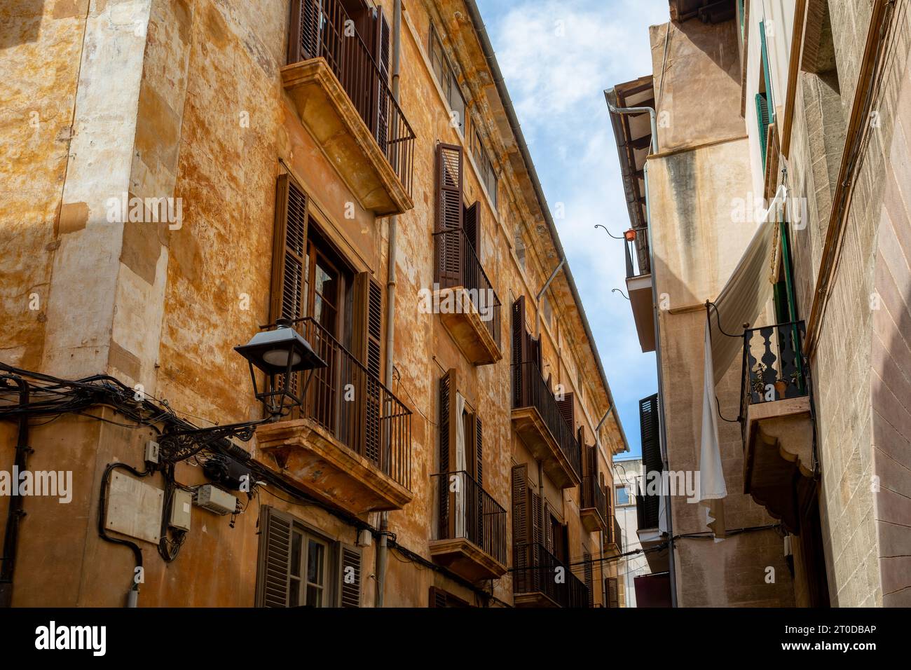 Eine idyllische Szene der Altstadt von Palma de Mallorca, eine leere, enge Straße mit alten Fassaden, die den zeitlosen Charme dieses mediterranen Juwels bewahrt Stockfoto