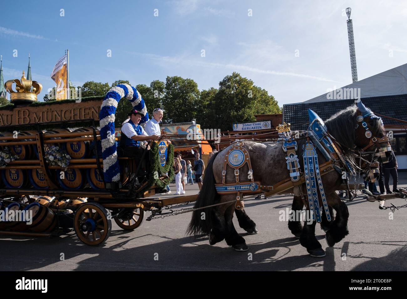 München, Deutschland - 1. Oktober 2023. Pferdekutschen beim Oktoberfest 2023, dem weltberühmten Bierfest in der bayerischen Kultur d' Wiesn Stockfoto