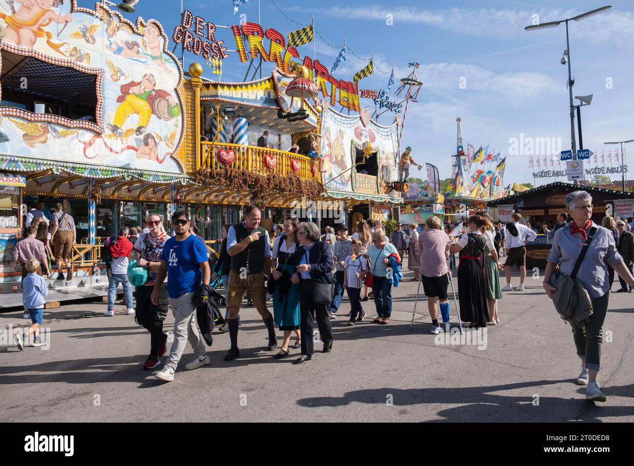 München, Deutschland - 1. Oktober 2023. Menschen beim Oktoberfest 2023, dem weltberühmten Bierfest in der bayerischen Kultur d' Wiesn, in München Stockfoto