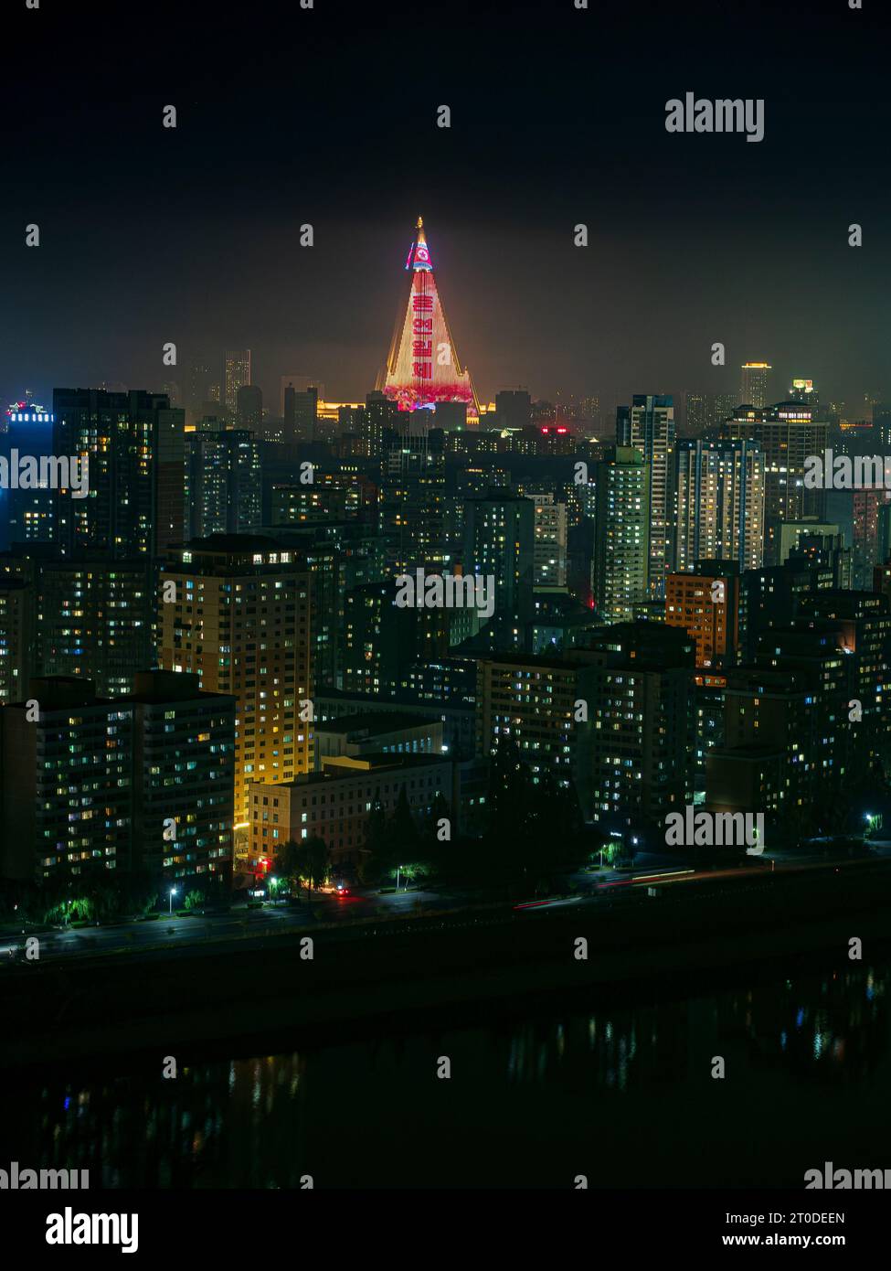 Nächtliche Stadtlandschaft von Pjöngjang, Nordkorea, mit Ryugyong Hotel Stockfoto