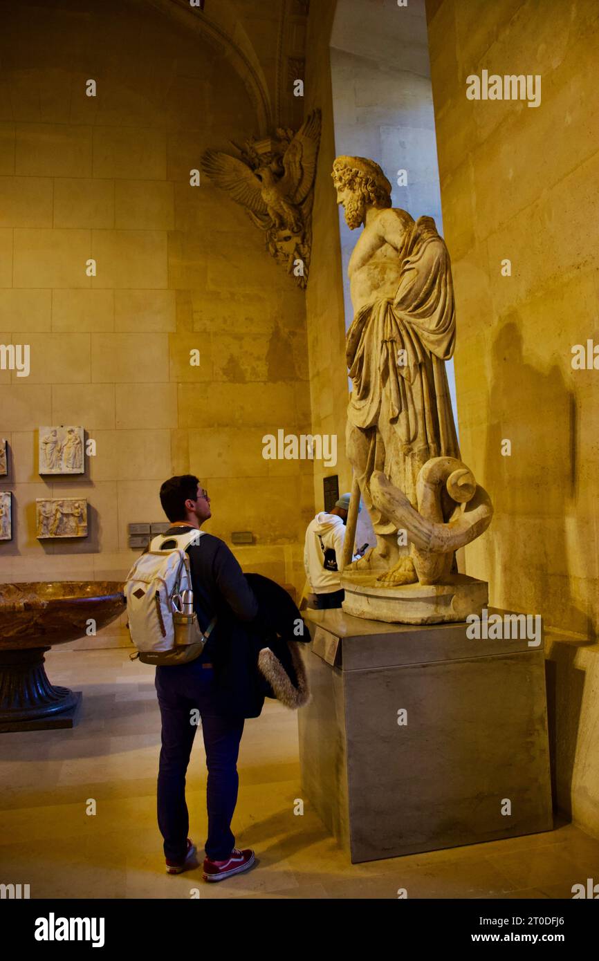 Junge im Louvre Museum Stockfoto