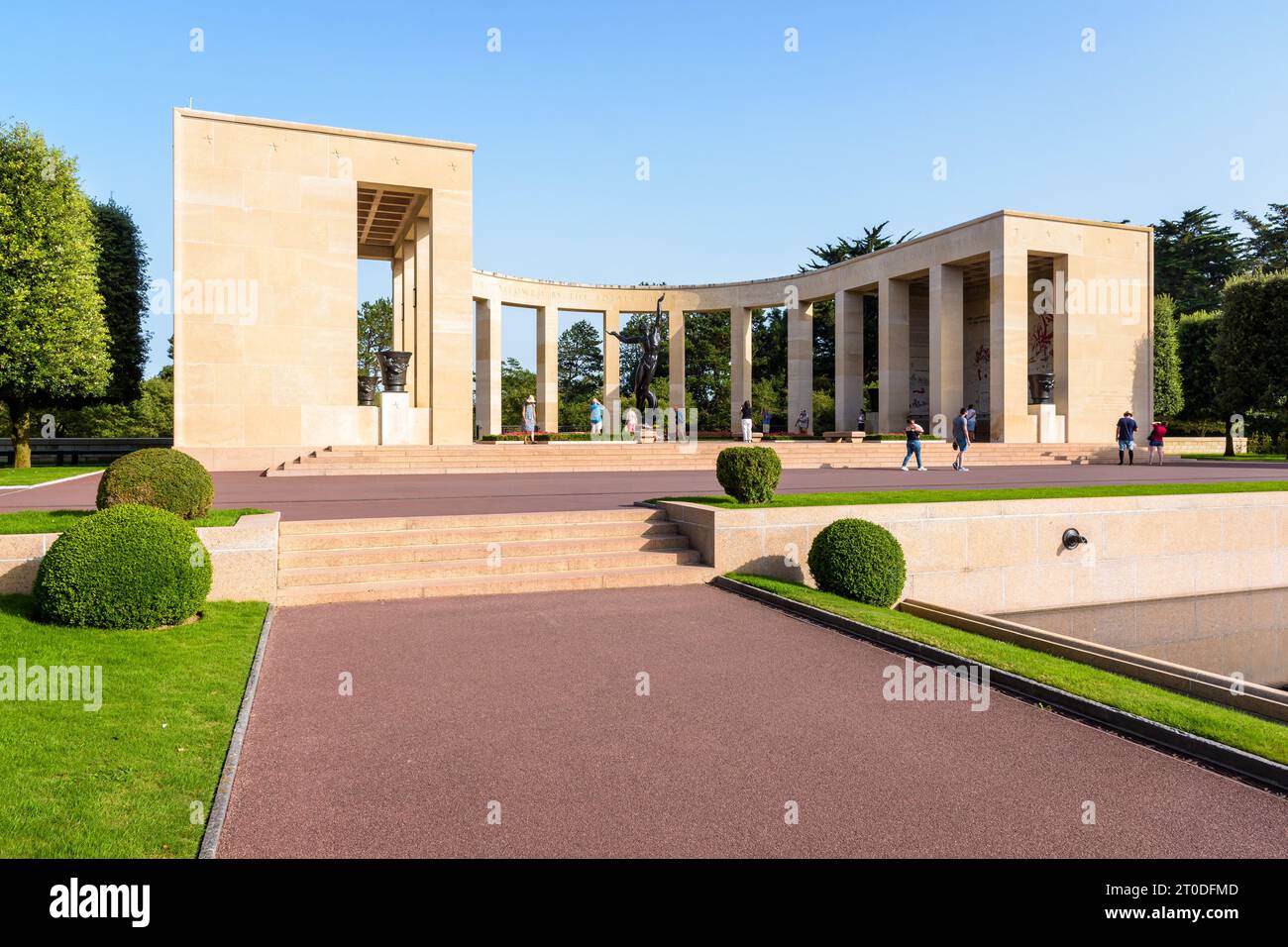 Allgemeiner Blick auf das Denkmal auf dem amerikanischen Friedhof der Normandie in Colleville-sur-Mer, einem Militärfriedhof aus dem Zweiten Weltkrieg, der sich in der Nähe des Landungsstrands von Omaha Beach befindet. Stockfoto