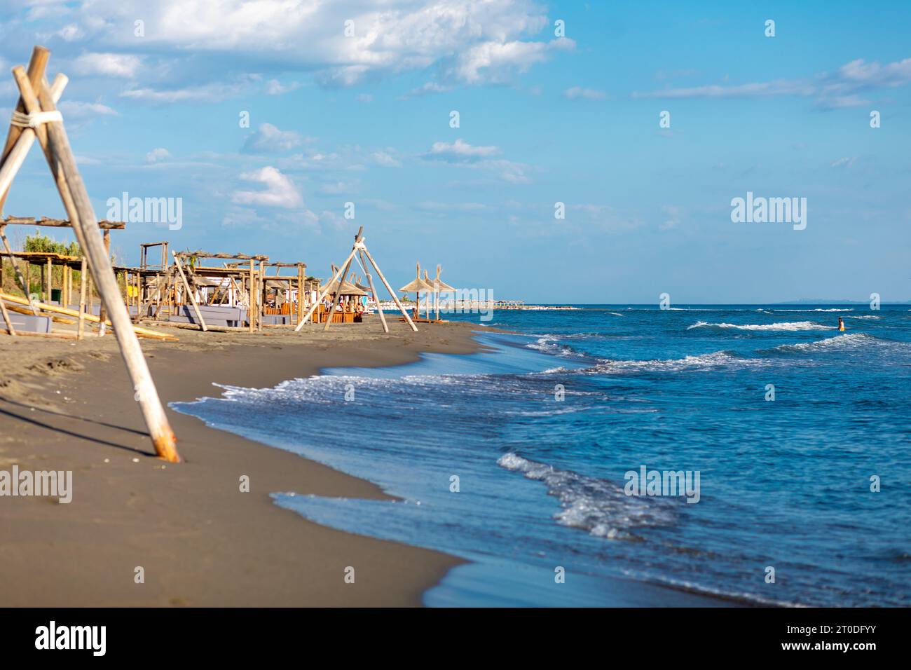 Ulcinj, Ada Bojana, Montenegro - 11. Juni 2022: Berühmter Sandstrand an der Südküste Montenegros in der Nähe von Ulcinj Stockfoto