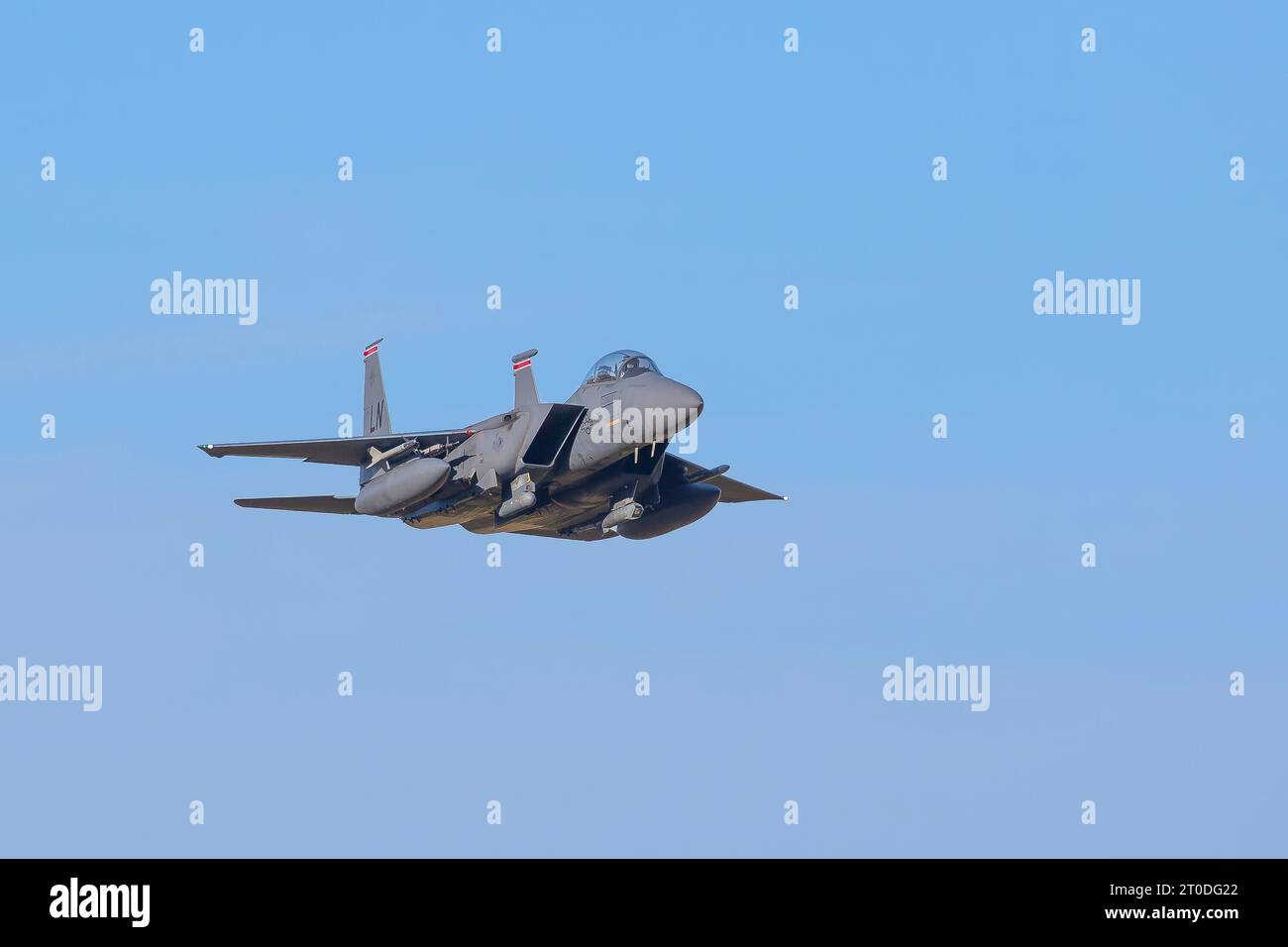 US-Militärflugzeuge F15 fliegen isoliert in einem klaren blauen Himmel. Stockfoto