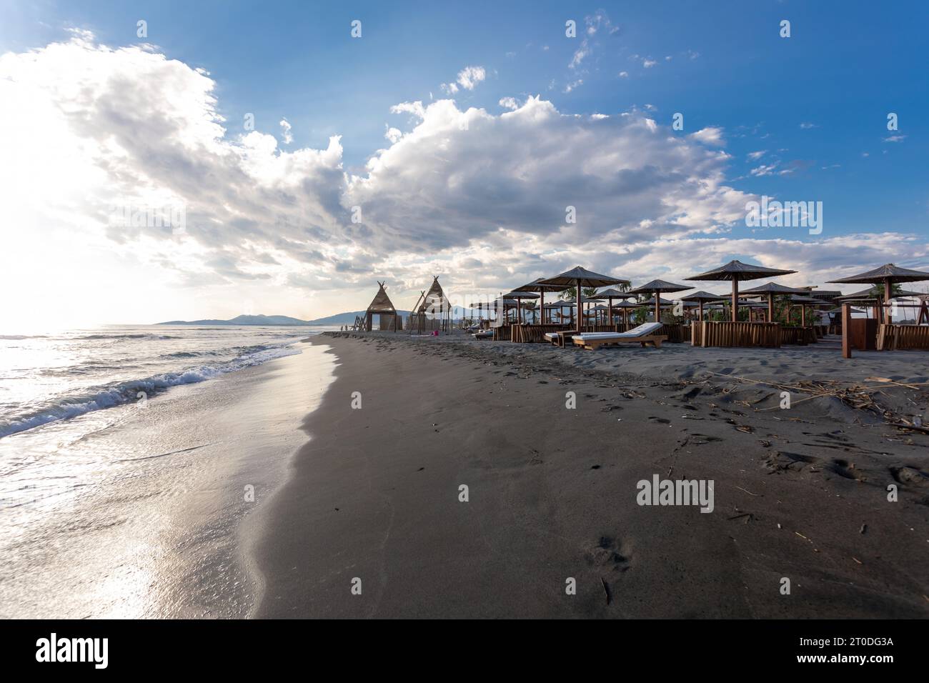 Ulcinj, Ada Bojana, Montenegro - 11. Juni 2022: Berühmter Sandstrand an der Südküste Montenegros in der Nähe von Ulcinj Stockfoto