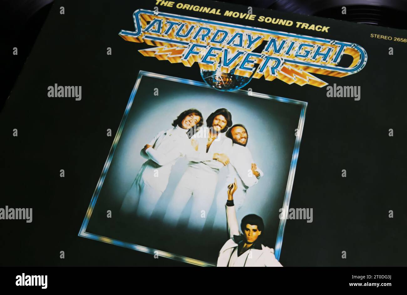 Viersen, Deutschland - 9. März. 2023: Nahaufnahme des Vinyl-Covers mit Soundtrack des Disco-Tanzfilms saturday Night Fever aus dem Jahr 1977 Stockfoto