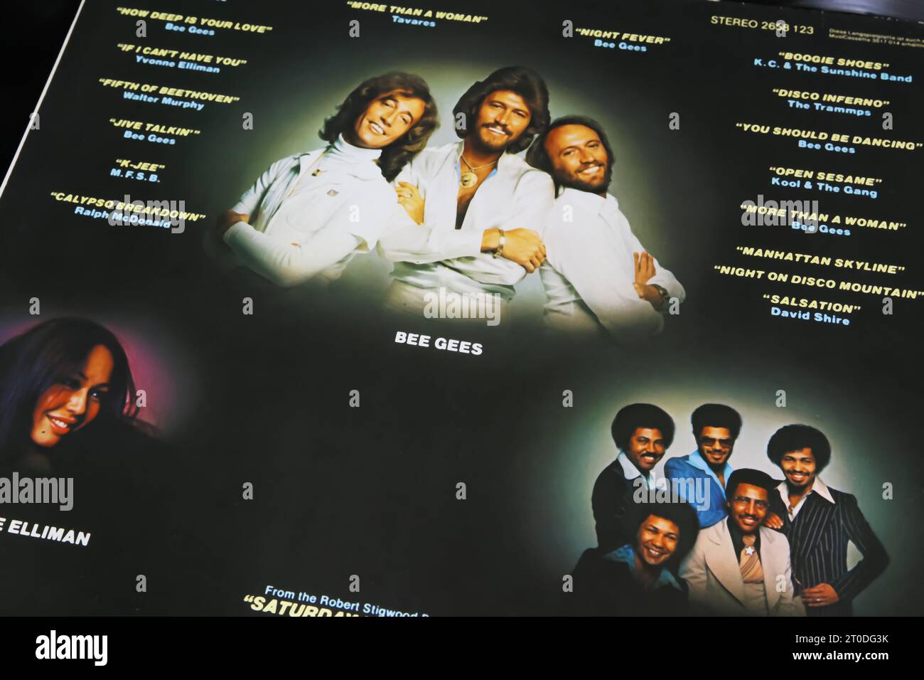 Viersen, Deutschland - 9. März. 2023: Nahaufnahme des Vinyl-Covers mit Soundtrack des Disco-Tanzfilms saturday Night Fever aus dem Jahr 1977 Stockfoto