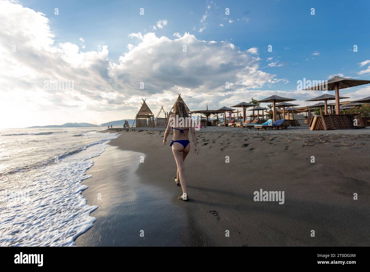 Ulcinj, Ada Bojana, Montenegro - 11. Juni 2022: Berühmter Sandstrand an der Südküste Montenegros in der Nähe von Ulcinj Stockfoto