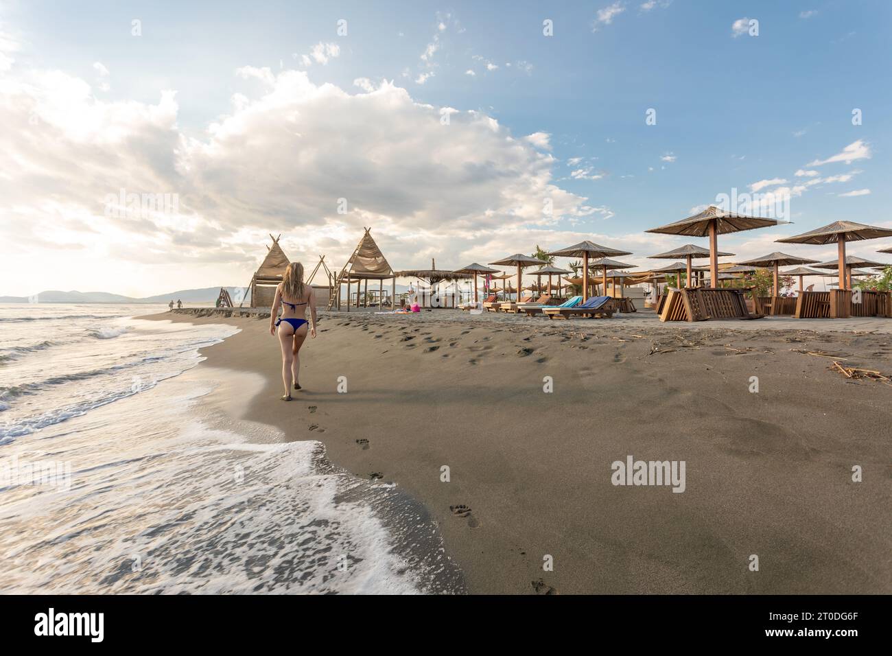 Ulcinj, Ada Bojana, Montenegro - 11. Juni 2022: Berühmter Sandstrand an der Südküste Montenegros in der Nähe von Ulcinj Stockfoto