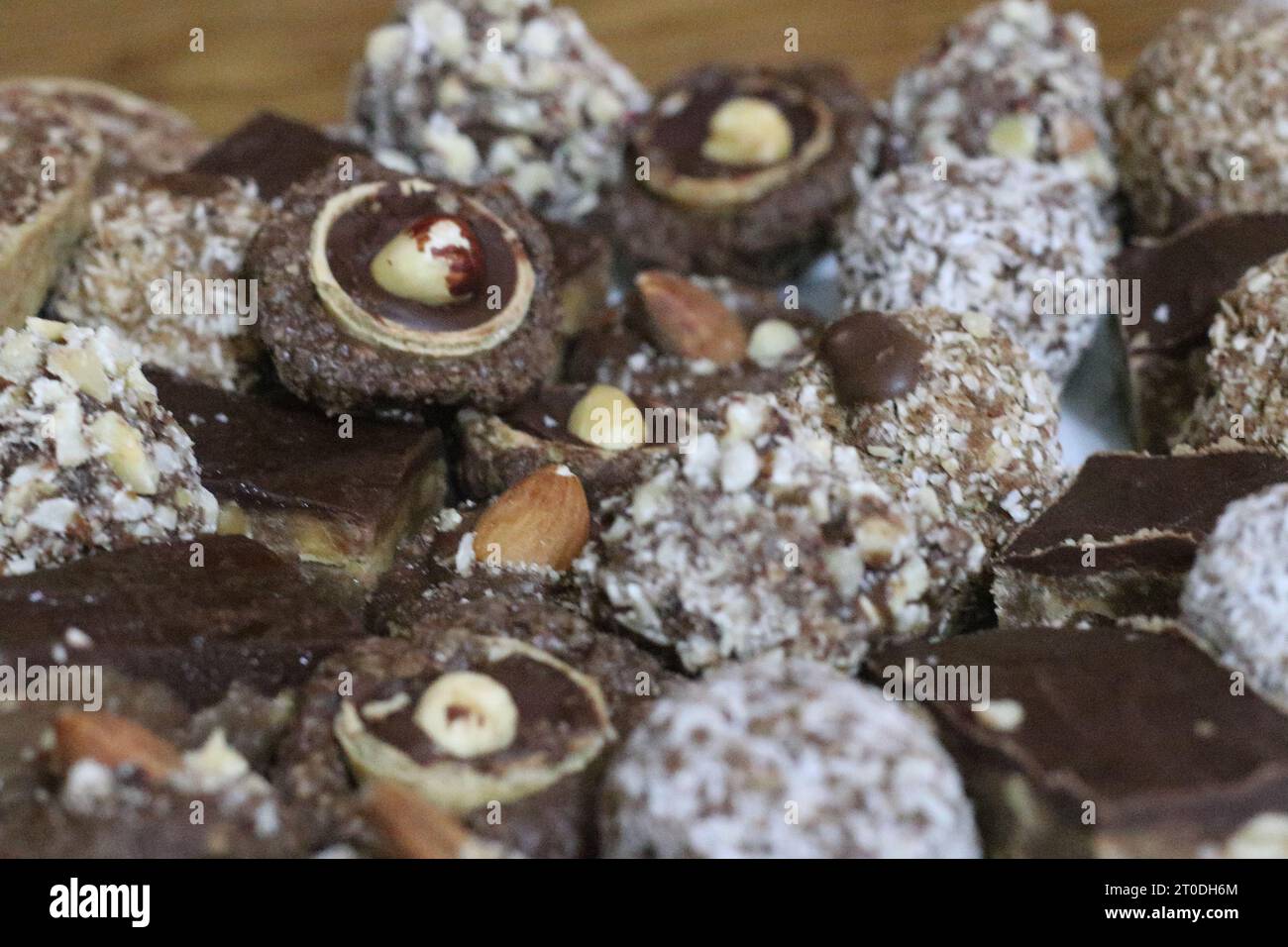 Eine verführerische Kombination aus cremiger Schokolade und knusprigen Nüssen sorgt für ein köstliches Dessert im Innenbereich, das selbst die unersättlichsten befriedigt Stockfoto