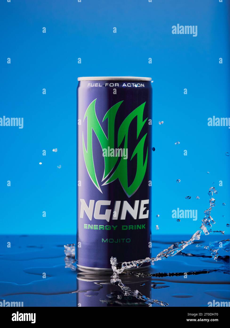 Mansfield, Nottingham, Vereinigtes Königreich, 3. Oktober 2023: Studio-Produktbild einer Dose NGINE Energy Drink, NGINE ist ein polnisches Unternehmen. Stockfoto