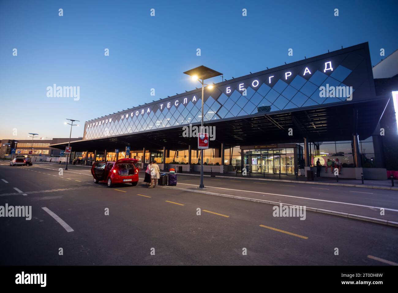 Passagiere kommen am Abflugterminal an. Neues Gebäude am