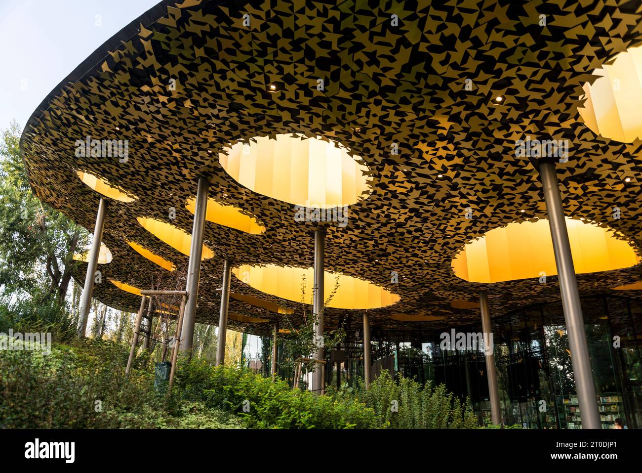 Das Haus der ungarischen Musik im Stadtpark von Budapest. Das Design von Sou Fujimoto ist ein gewelltes Vordach über Glaswänden, bei dem es darum geht, die n Stockfoto