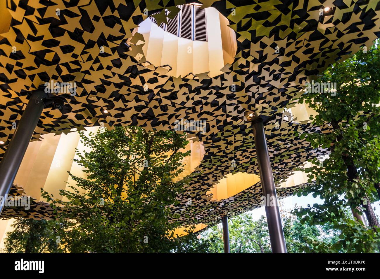 Das Haus der ungarischen Musik im Stadtpark von Budapest. Das Design von Sou Fujimoto ist ein gewelltes Vordach über Glaswänden, bei dem es darum geht, die n Stockfoto