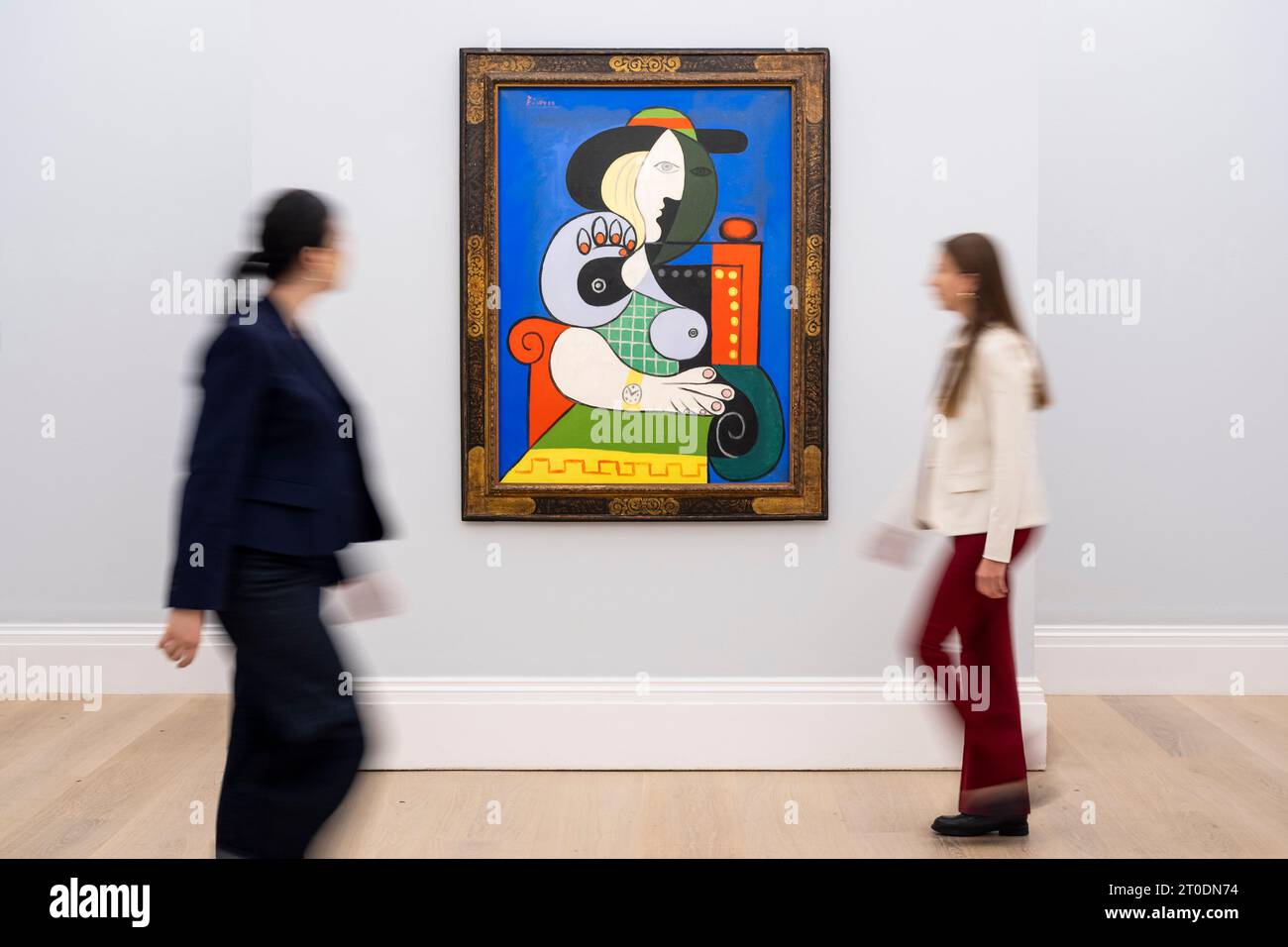 London, Großbritannien. 6. Oktober 2023. „Femme à la montre“, 1932, von Pablo Picasso (Est. Über 120 Mio. $), wird bei Sotheby’s präsentiert Es ist eines von vielen Porträts seiner „goldenen Muse“ und geheimen Geliebten Marie-Thérèse Walter und eines von nur drei großen Werken von ihm mit einer Uhr. Angeboten von Emily Fisher Landau, einer der größten Förderer und Sammler, wird es auf einer Welttour in Sotheby’s New Bond Street präsentiert, bevor es am 8. November in Sotheby’s New York verkauft wird. Quelle: Stephen Chung / Alamy Live News Stockfoto