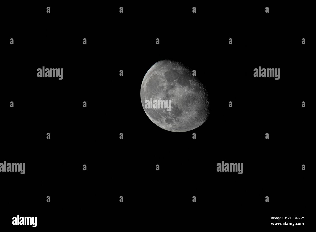 Wachsmond nach einem blauen Supermond Stockfoto