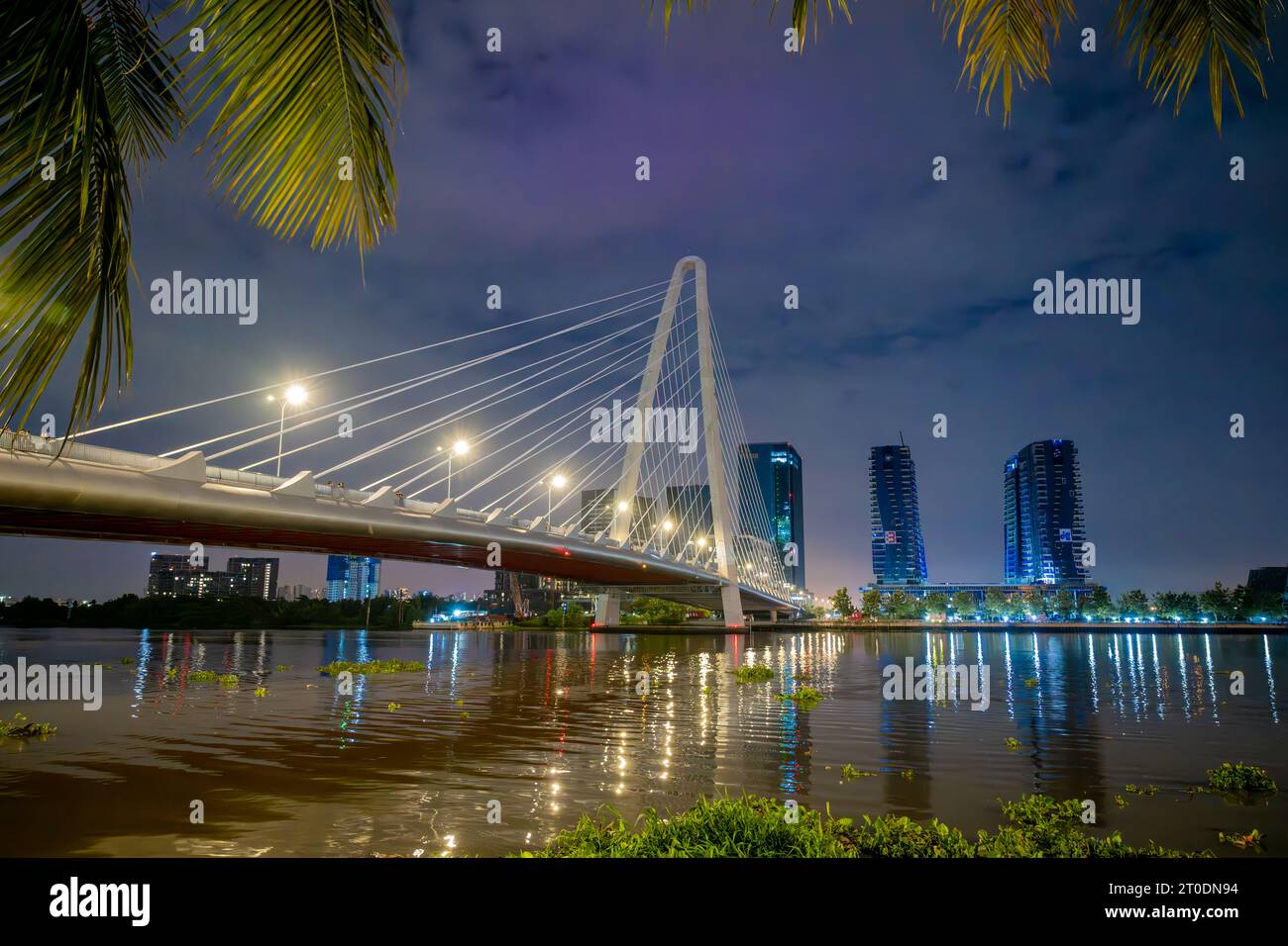 Die Ba-Son-Brücke bei Nacht, Ho-Chi-Ming-Stadt, Vietnam Stockfoto