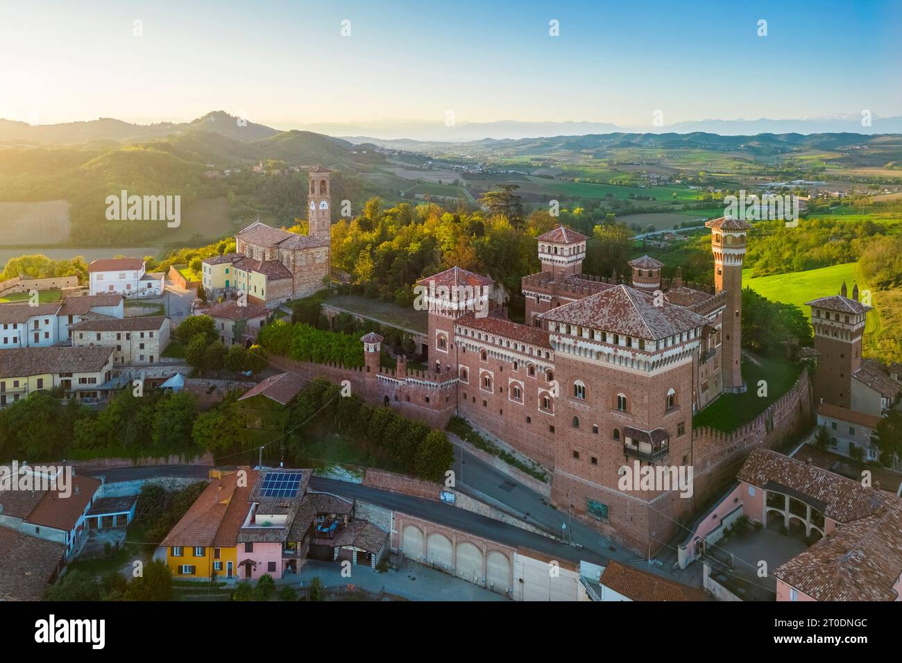 Blick aus der Vogelperspektive bei Sonnenuntergang auf das Schloss von Cereseto, Bezirk Alessandria, Monferrato, Piemont, Italien, Europa. Stockfoto