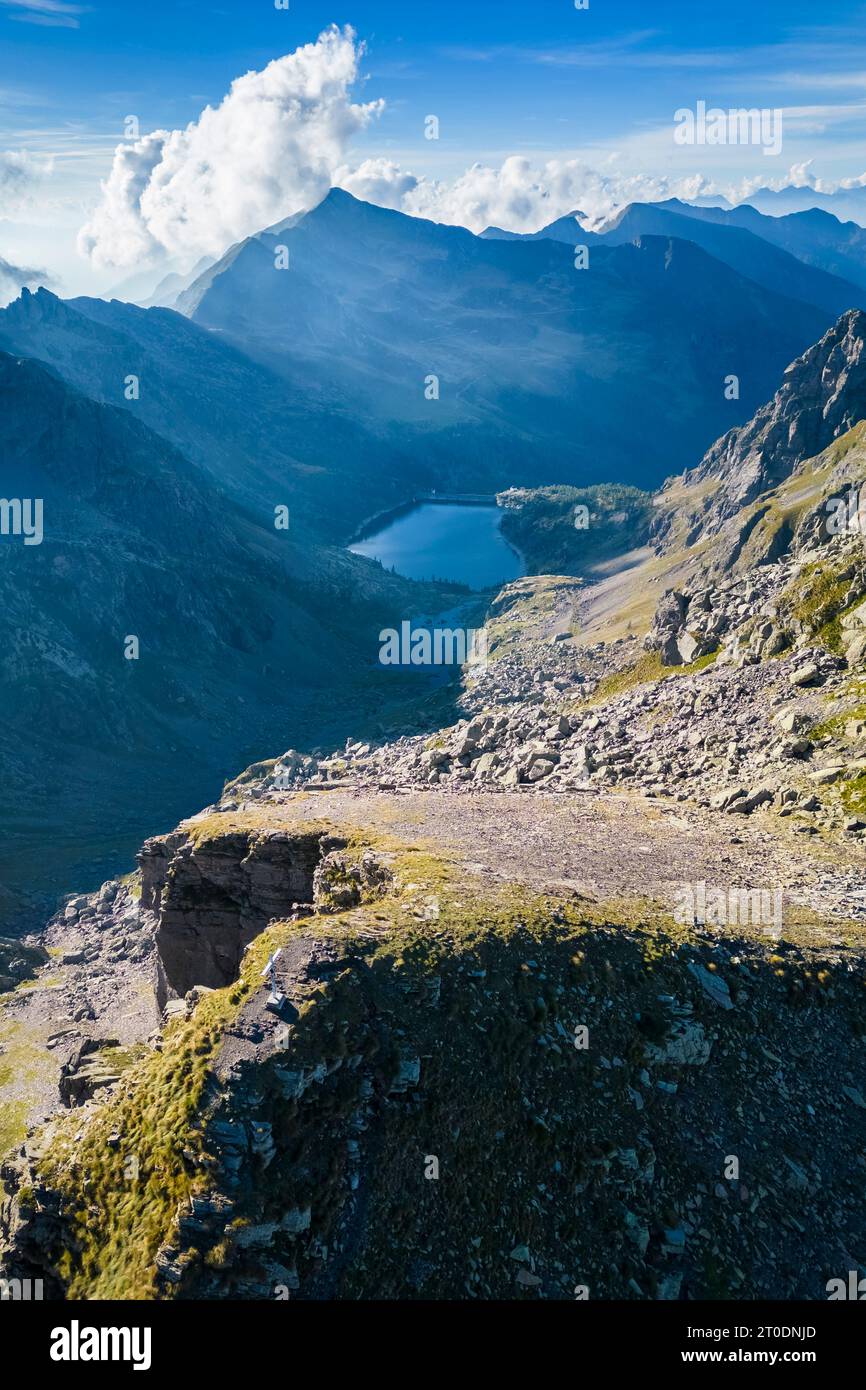 Aus der Vogelperspektive auf das Rifugio Benigni bei Sonnenuntergang. Ornica, Val Salmurano, Val Brembana, Alpi Orobie, Bergamo, Provinz Bergamo, Lombardei, Italien, Europa. Stockfoto