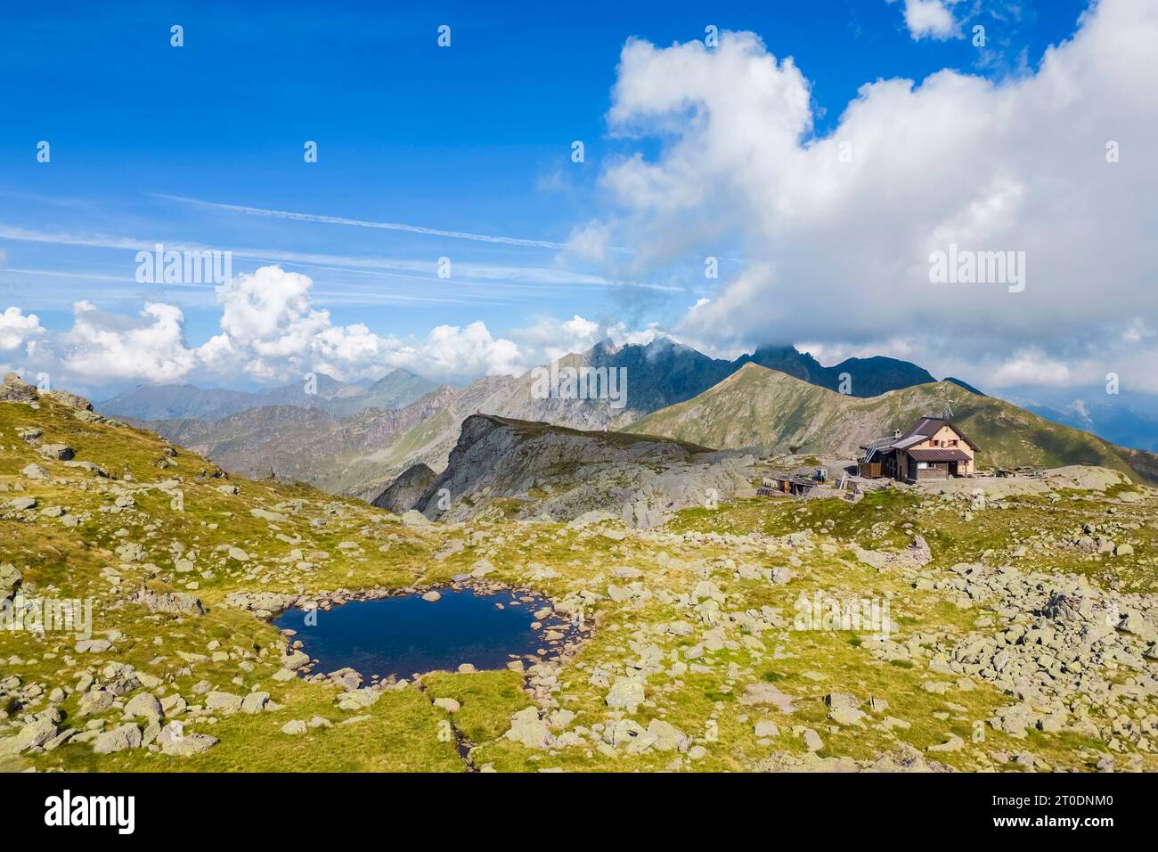 Aus der Vogelperspektive auf das Rifugio Benigni bei Sonnenuntergang. Ornica, Val Salmurano, Val Brembana, Alpi Orobie, Bergamo, Provinz Bergamo, Lombardei, Italien, Europa. Stockfoto